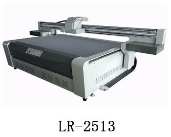 LR-2513通常我們也稱為萬能打印機，他是根據國際標準尺寸而來，加上這種uv機器不收材質約束，差不多什么都可以打印，通常我們也稱之為萬能打印機